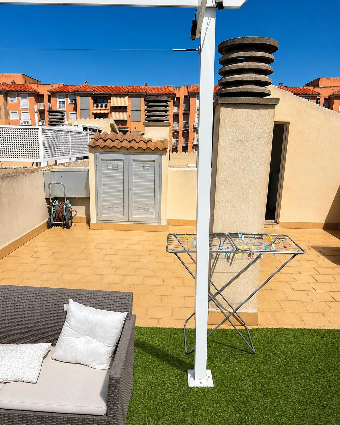 ¡Luminoso piso de 2 dormitorios con garaje, trastero y terraza.