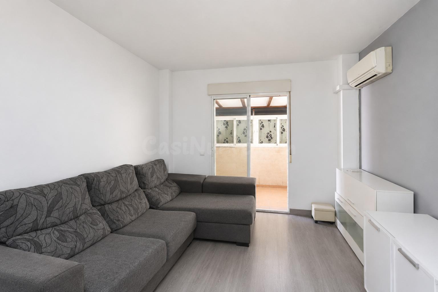 Piso de 2 dormitorios junto al metro, con amplio salón y cocina independiente