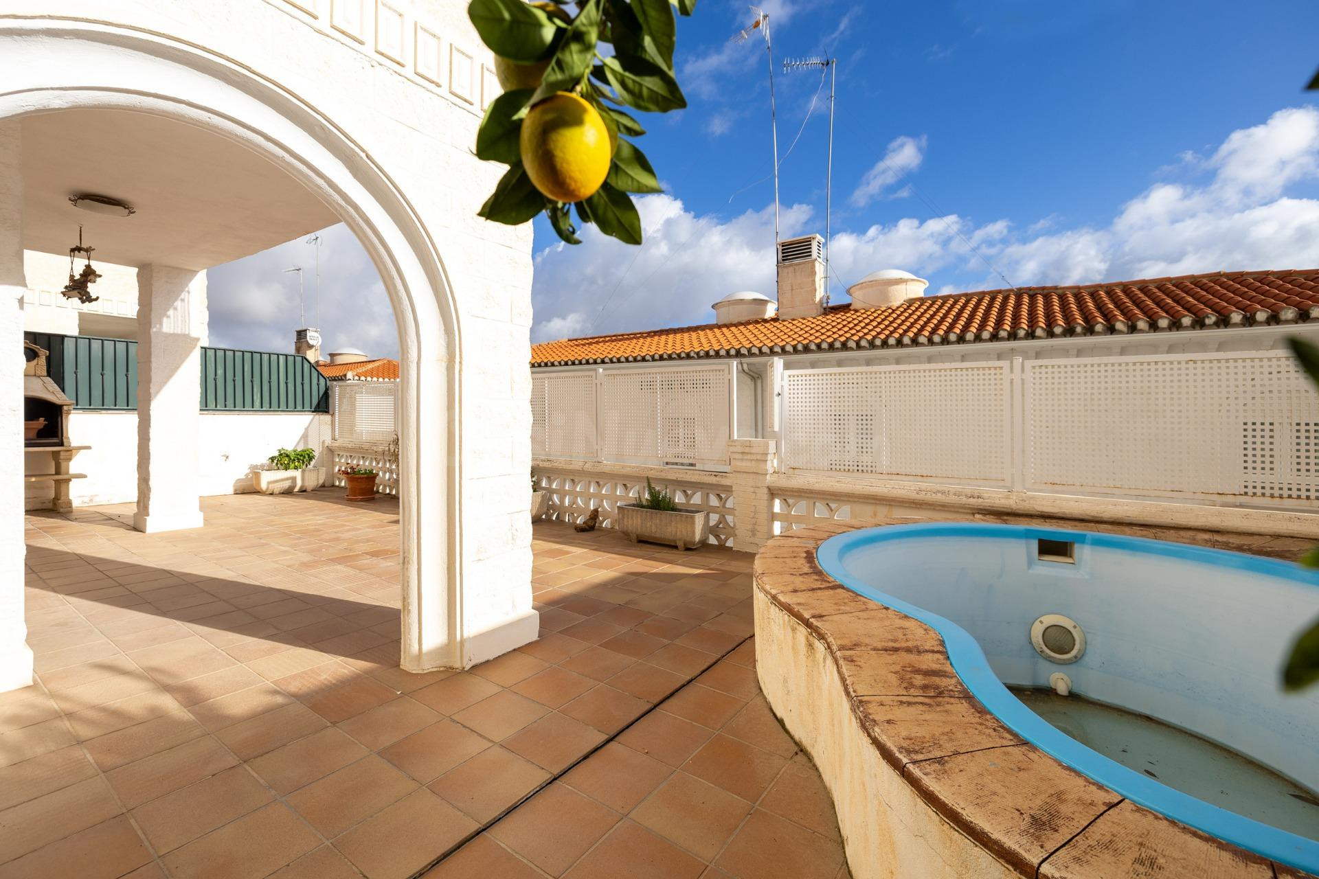 Chalet independiente con piscina privada, jardín y 4 dormitorios en Gójar