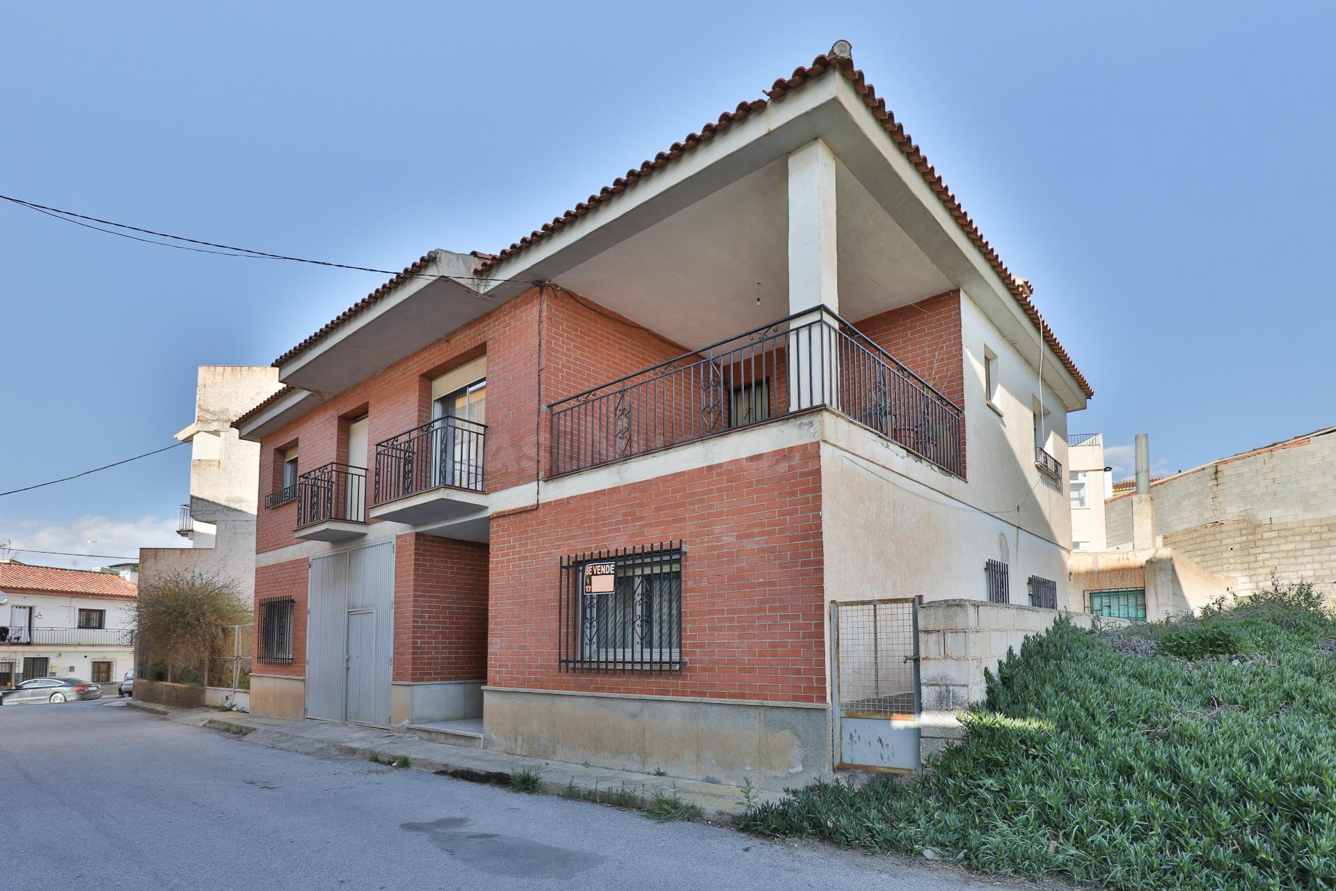 Casa de más de 300 m2 con cinco dormitorios y amplia cochera en Alcudia de Guadix