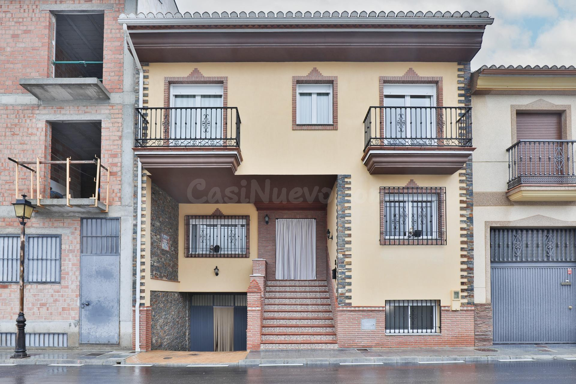 Casa pareada con cuatro dormitorios, patio y amplia cochera en Padul