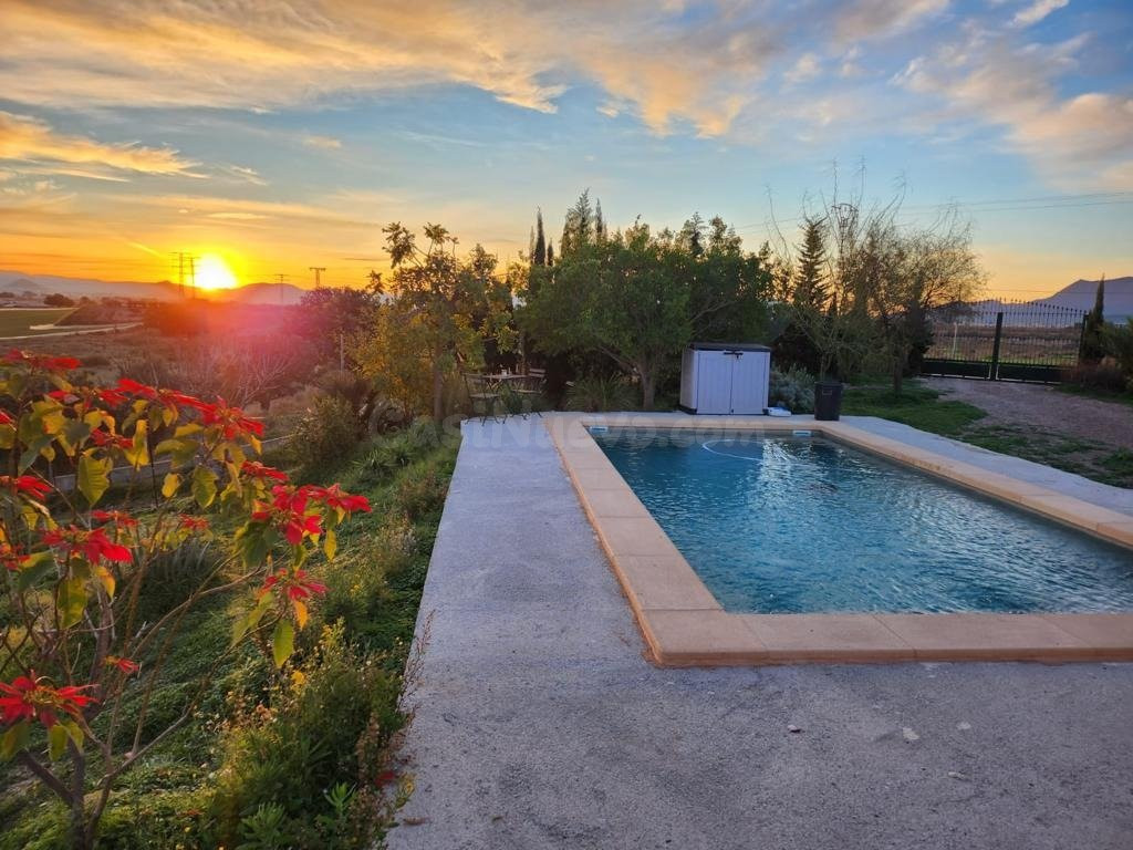 BONITA CASA DE CAMPO CON TERRENO Y PISCINA
