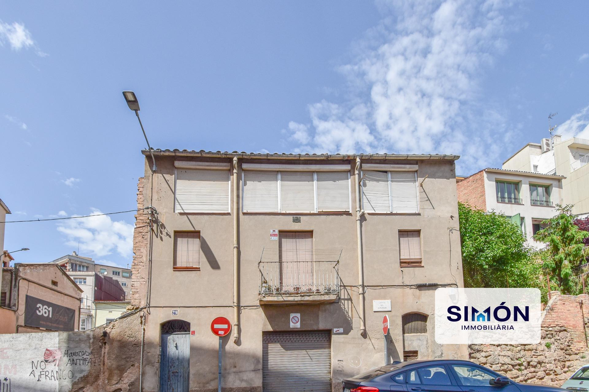 Parcela urbana en venta en el centro de Manresa de 95 m2 con gran potencial de construcción