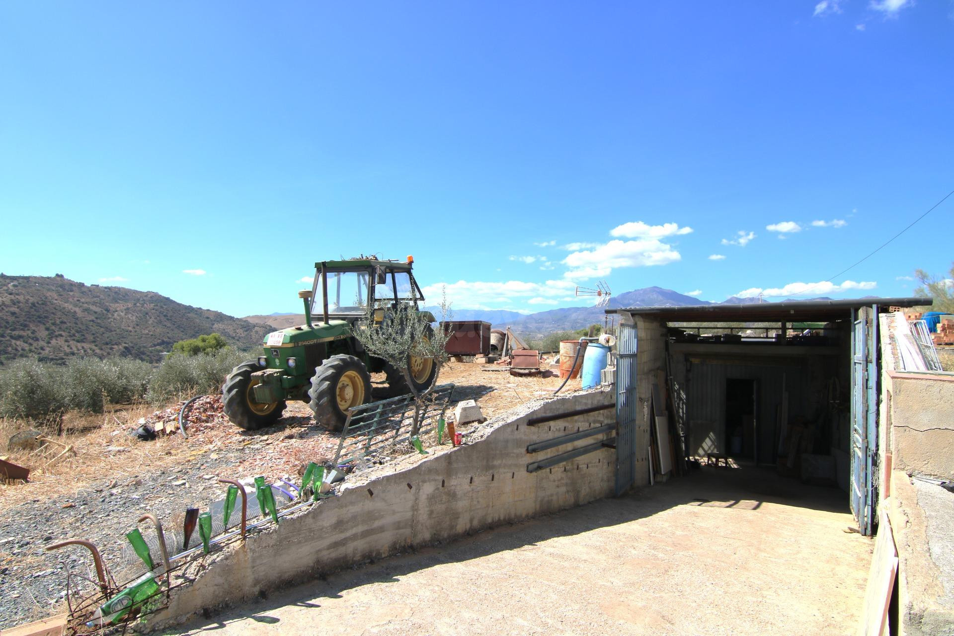 Espectacular parcela rústica de 18.666 metros cuadrados, con una construcción.
