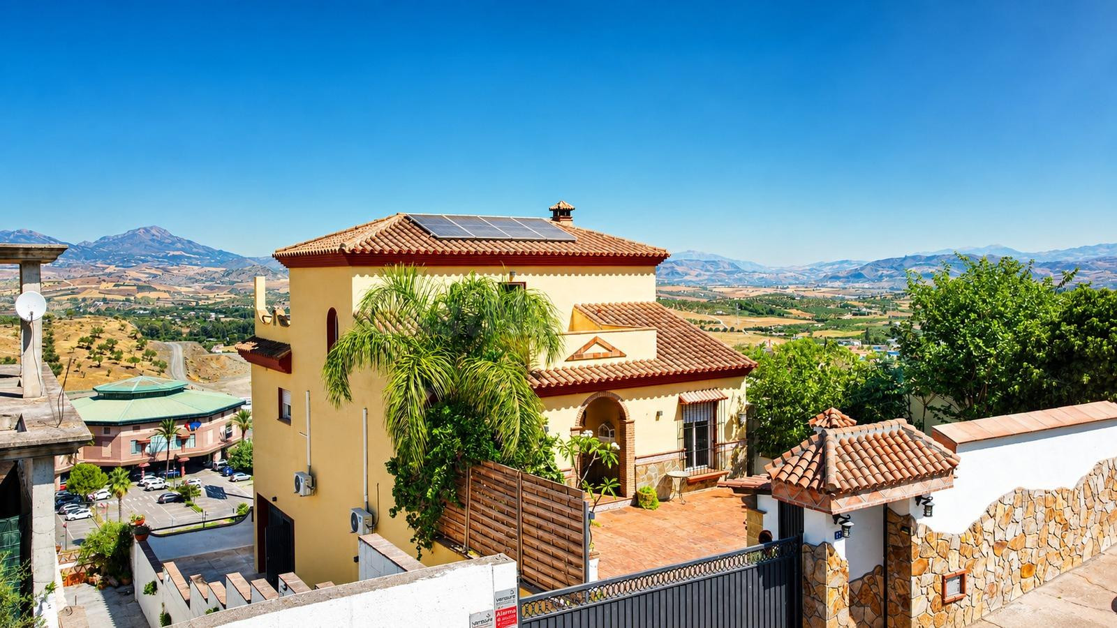 SUNSOL VENDE EN EXCLUSIVA ESPECTACULAR CHALET INDEPENDIENTE EN URB. SIERRA CHICA