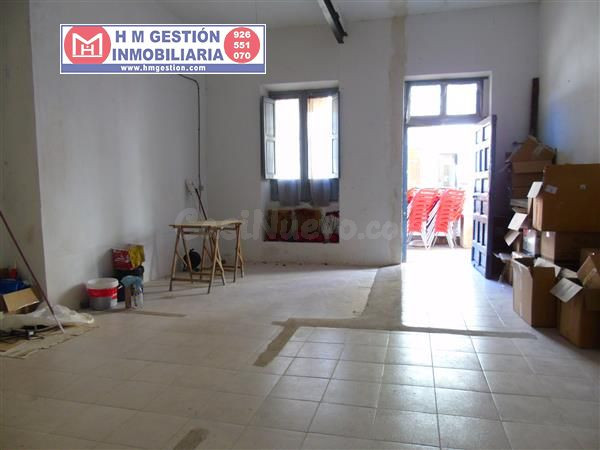 LOCAL COMERCIAL EN PRIMERA LINEA COMERCIAL. CON PATIO DE 14 M2, DIÁFANO Y CON ESCAPARATE