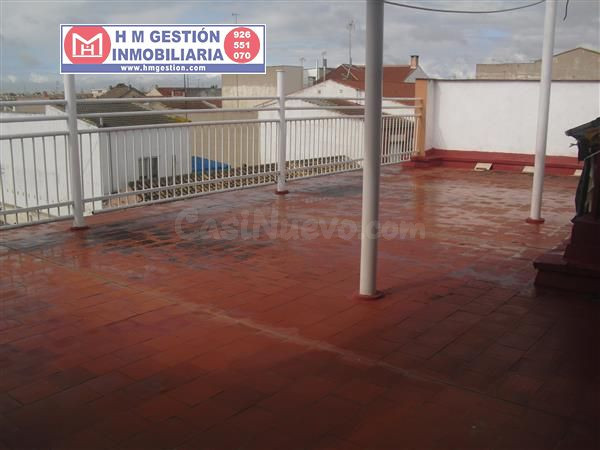 CASA CON LOCAL COMERCIAL, TERRAZA Y COCHERA