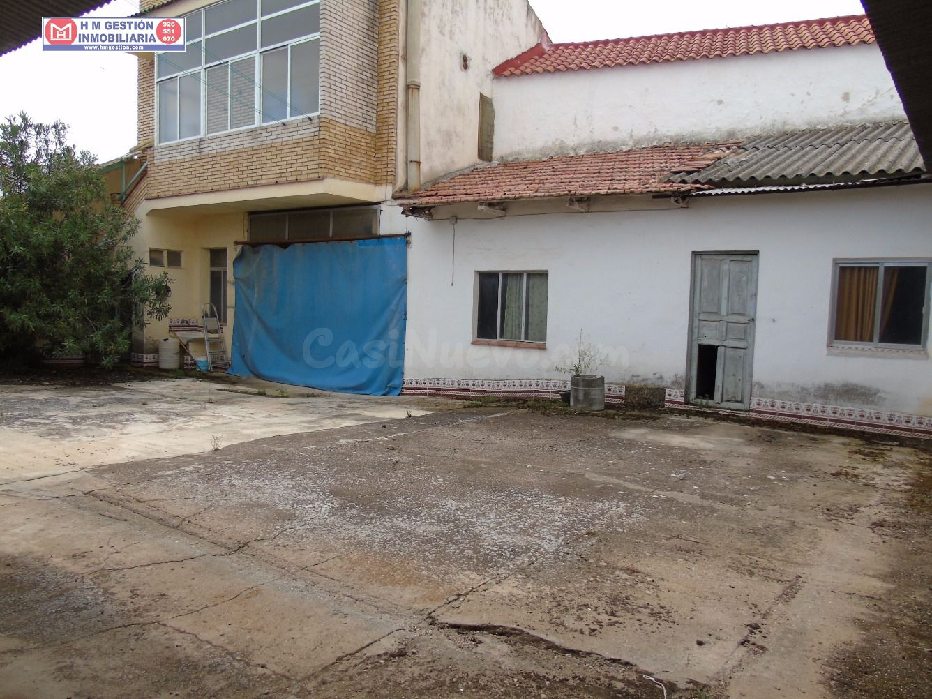 SOLAR + VIVIENDA CON DOS ALTURAS EN ZONA MUY CÉNTRICA DE ALCAZAR DE SAN JUAN. LA VIVIENDA DISPONE DE 2 habitaciones, SALÓN COMEDOR, COCINA INDEPENDIENTE, UN BAÑO COMPLETO, COCINA DE FUEGO BAJO, GAR