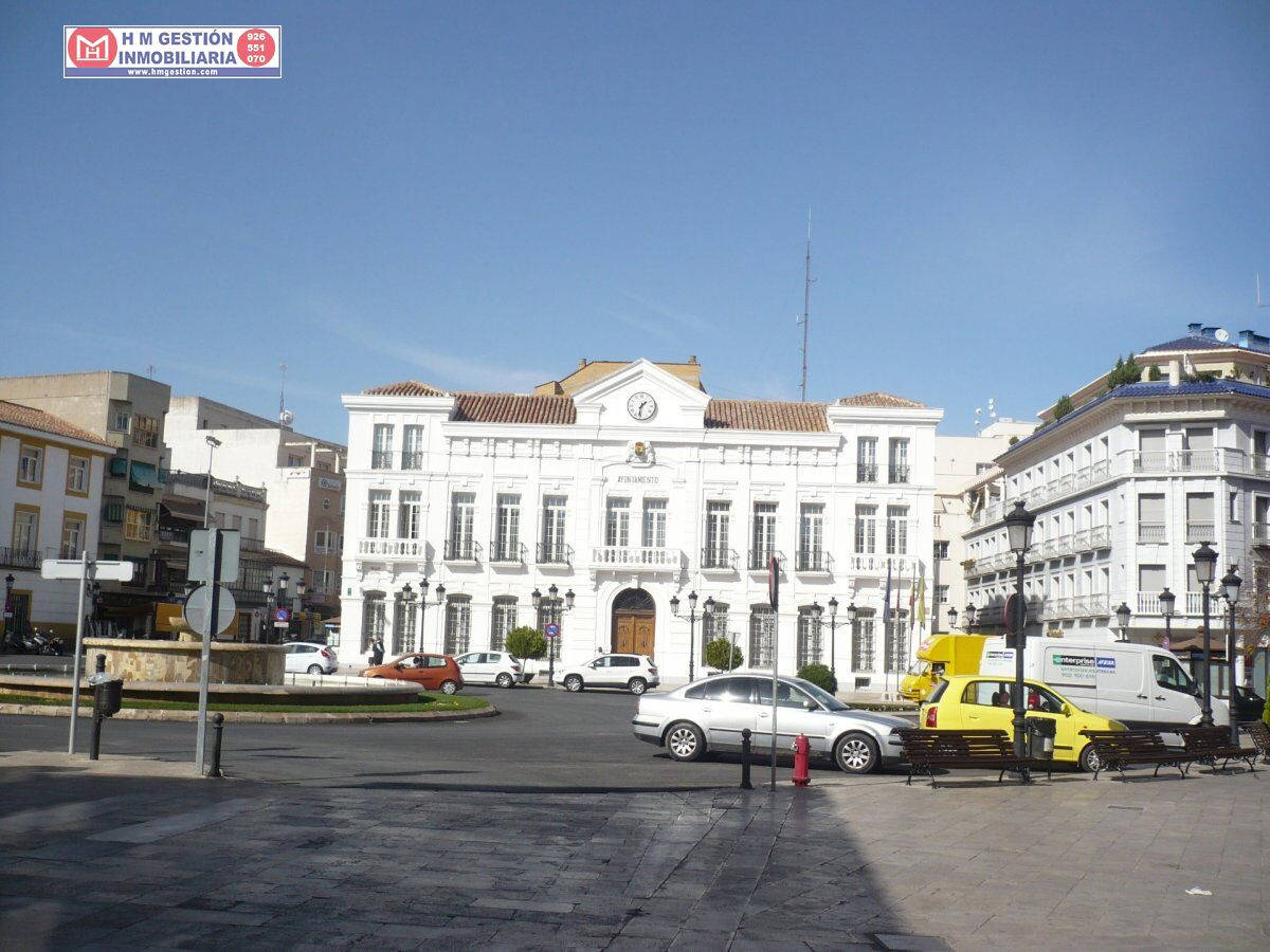 GARAJE CERRADO PARA DOS COCHES JUNTO A  PLAZA DE ESPAÑA