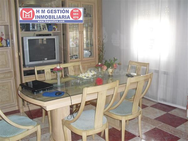Casa de 140 m2 de solar, Y DOS PLANTYAS,  con 3 dormitorios y 2 baños completos, 2 cocinas, cocina de fuego bajo, garaje para dos coches con puerta automática, patio de 25 m2 y aire acondicionado en