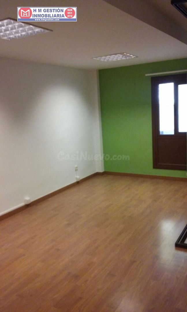 OFICINA A LA VENTA CON DOS DESPACHOS, SALA DE JUNTAS Y ASEOS, ARCHIVO Y CENTRALITA DE REDES. PRECIO NEGOCIABLE, POSIBILIDAD DE FINANCIACIÓN 100%