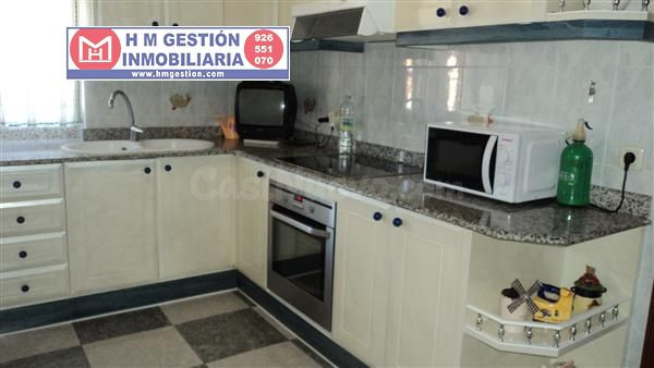 CASA REFORMADA TOTALMENTE HACE 20 AÑOS, CON COCINA AMUEBLADA, AMPLIO PATIO, AIRE ACONDICIONADO, TRES BAÑOS, CUATRO DORMITORIOS, COCINA CAMPERA, AMPLIO PATIO, EN EL BARRIO DE SANTA MARÍA. 240 METROS