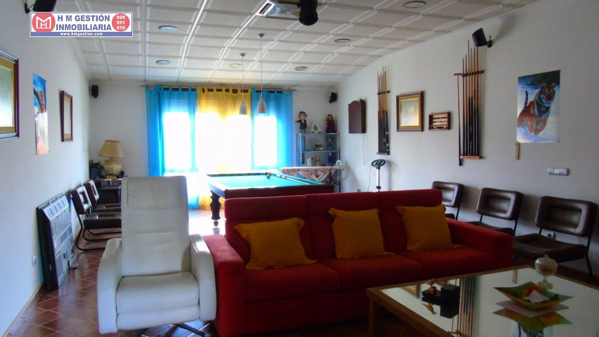 EXCELENTE CASA DE NUEVA construcción QUE CUENTA  CON DORMITORIO , BAÑO ,AMPLIO SALON COCINA ,GARAJE Y PATIO Y OYTRAS DEPENDENCIAS EN PLANTA BAJA . EN PLANTA PRIMERA  TRES DORMITORIOS BAÑO Y AMPLIO S