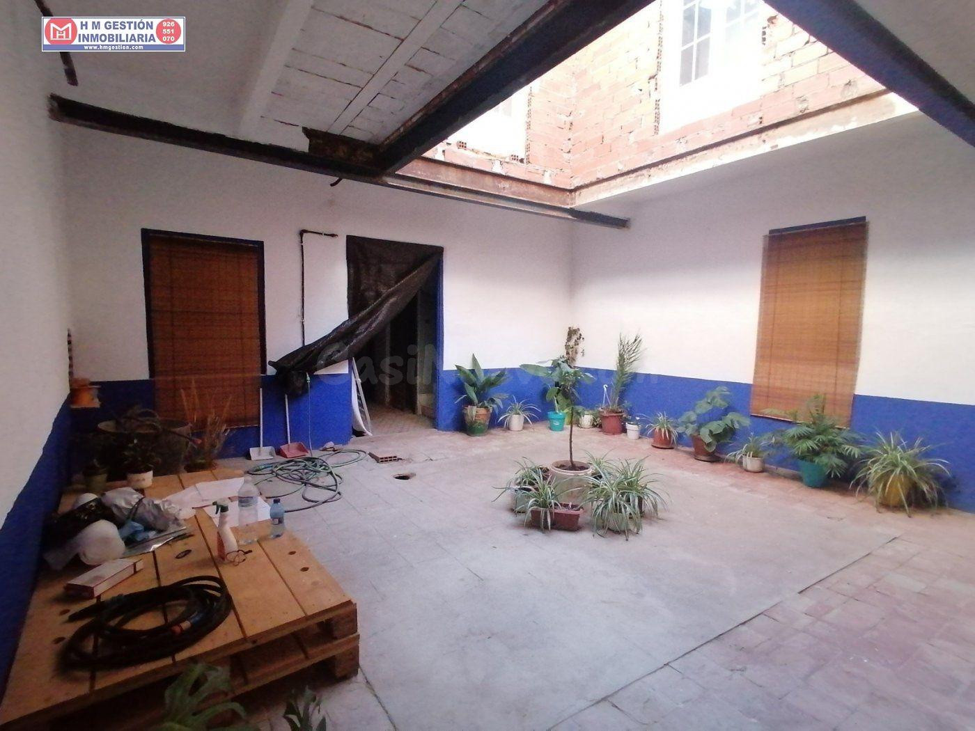 CASA CENTRICA A DOS CALLES A REFORMAR CON PATIO, GARAJE, DORMITORIOS ABAJO