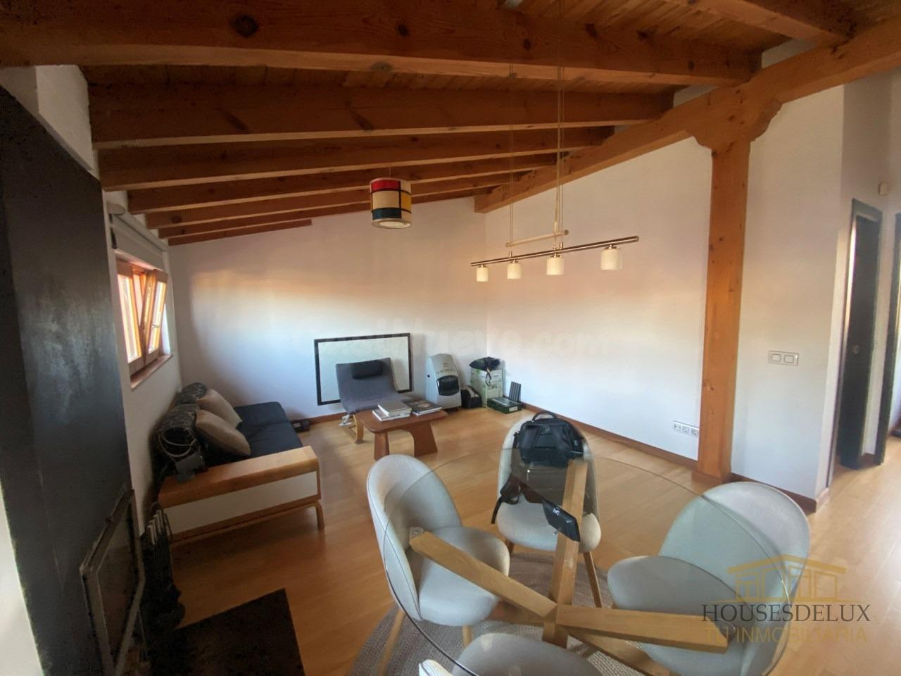 Piso de 55 m2 Reformado • Centro de León | Vistas Catedral y Chimenea