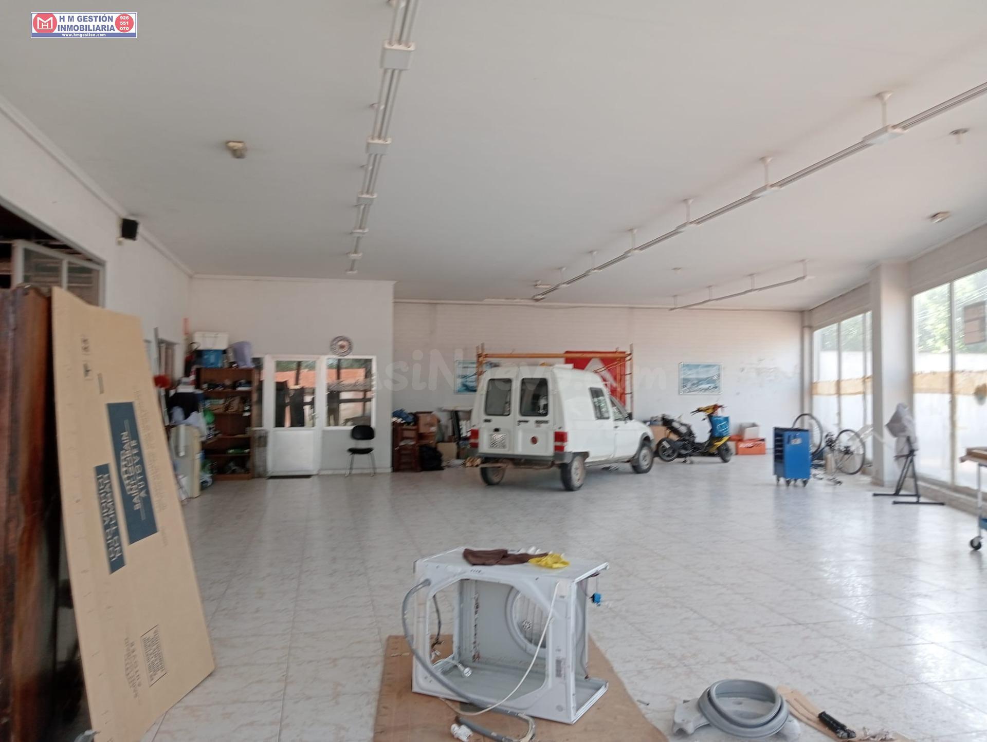 EXPOSICION PARA VENTA EN VÍA PRINCIPAL DE VILLAFRANCA DE LOS CABALLEROS