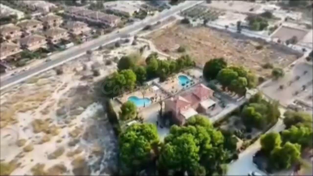 Finca de Súper Lujo en La Huerta, Mutxamel: 5.000 m2 de Pura Privacidad, 2 Viviendas Gemelas y 2 Piscinas