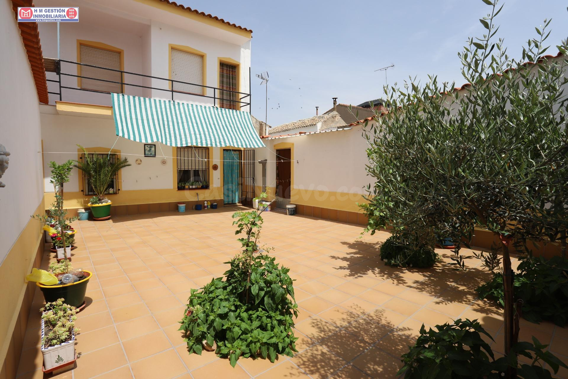 CASA PARA ENTRAR A VIVIR CON 3 DORMITORIOS, PATIO DE 90 m2 Y GARAJE AMPLIO