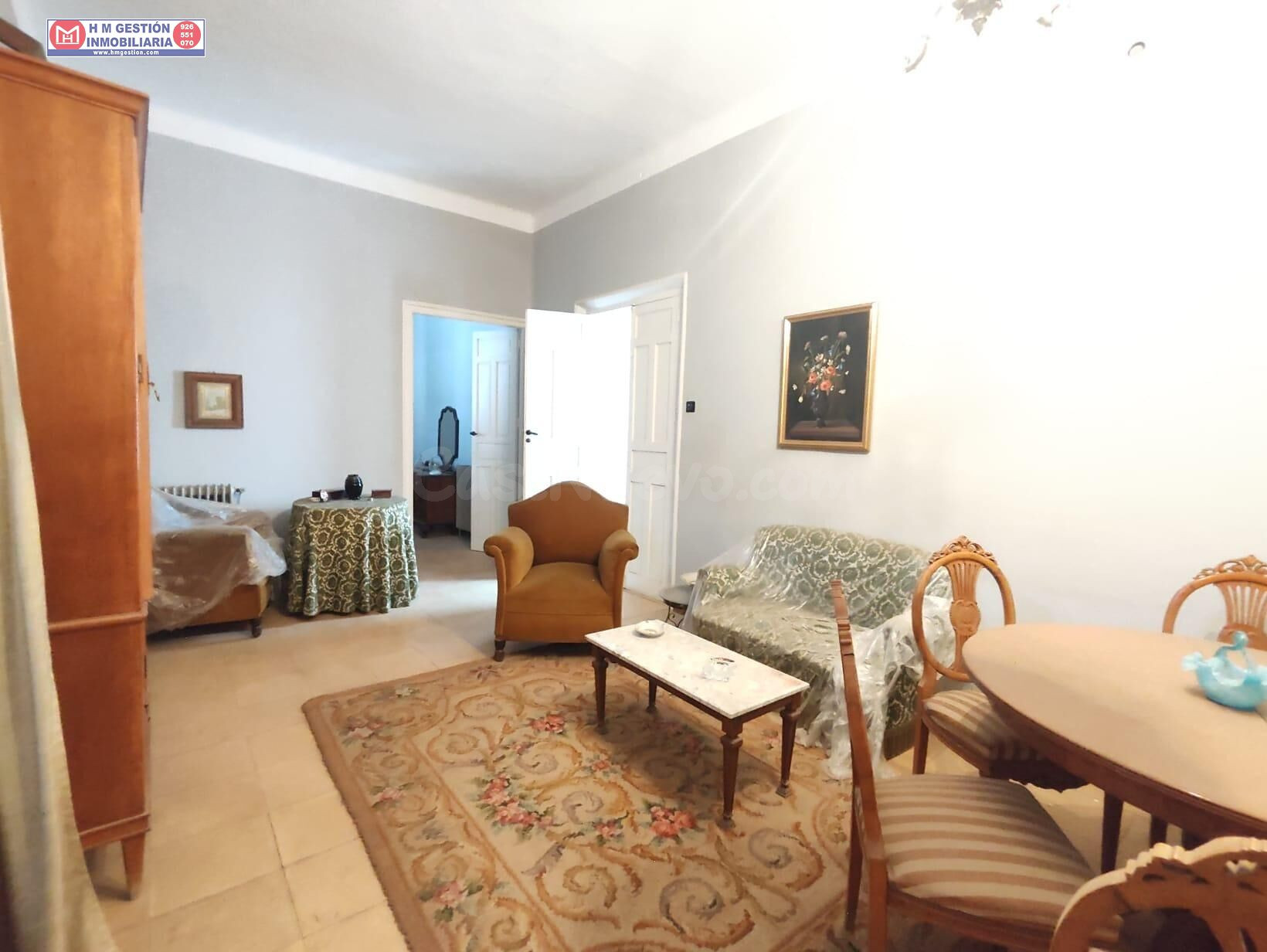 CASA A REFORMAR CON SALIDA A DOS CALLES, CON PATIO Y GARAJE