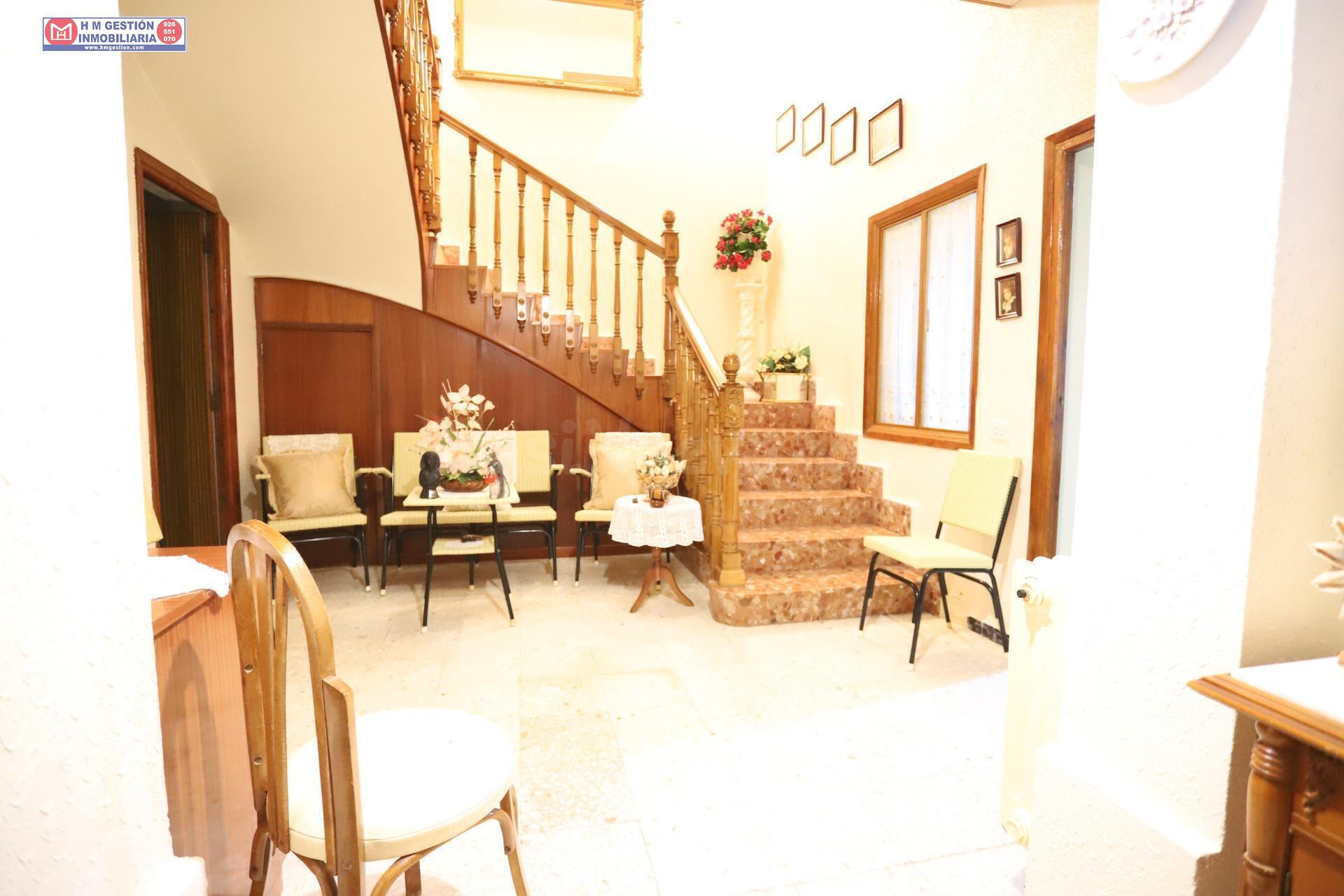 CASA JUNTO AL HOSPITAL CON 2 VIVIENDAS