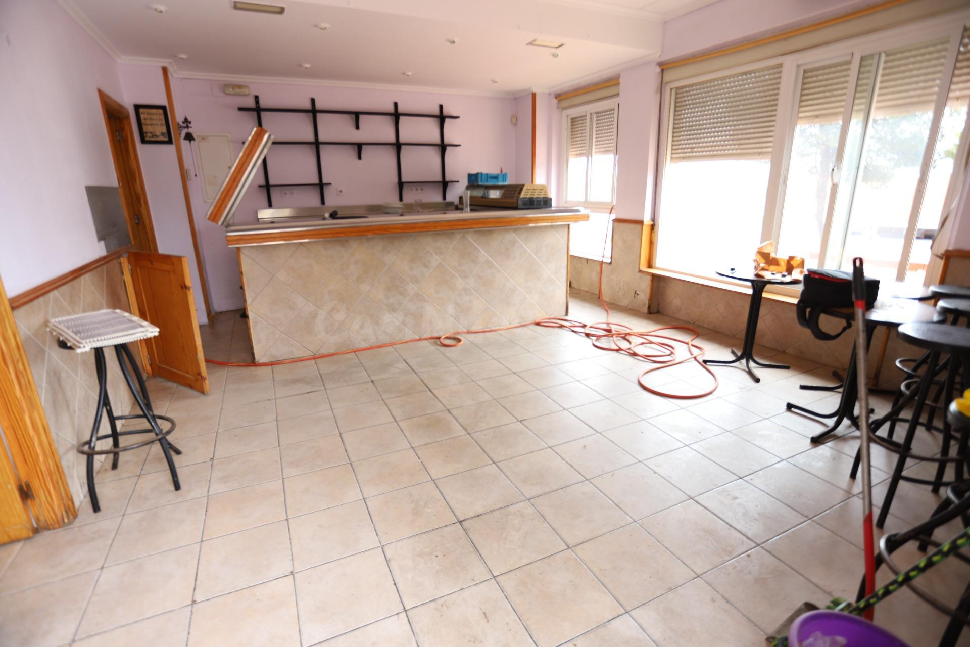 SE VENDE LOCAL COMERCIAL DE 43 m2 INSONORIZADO Y CON SALIDA DE HUMOS