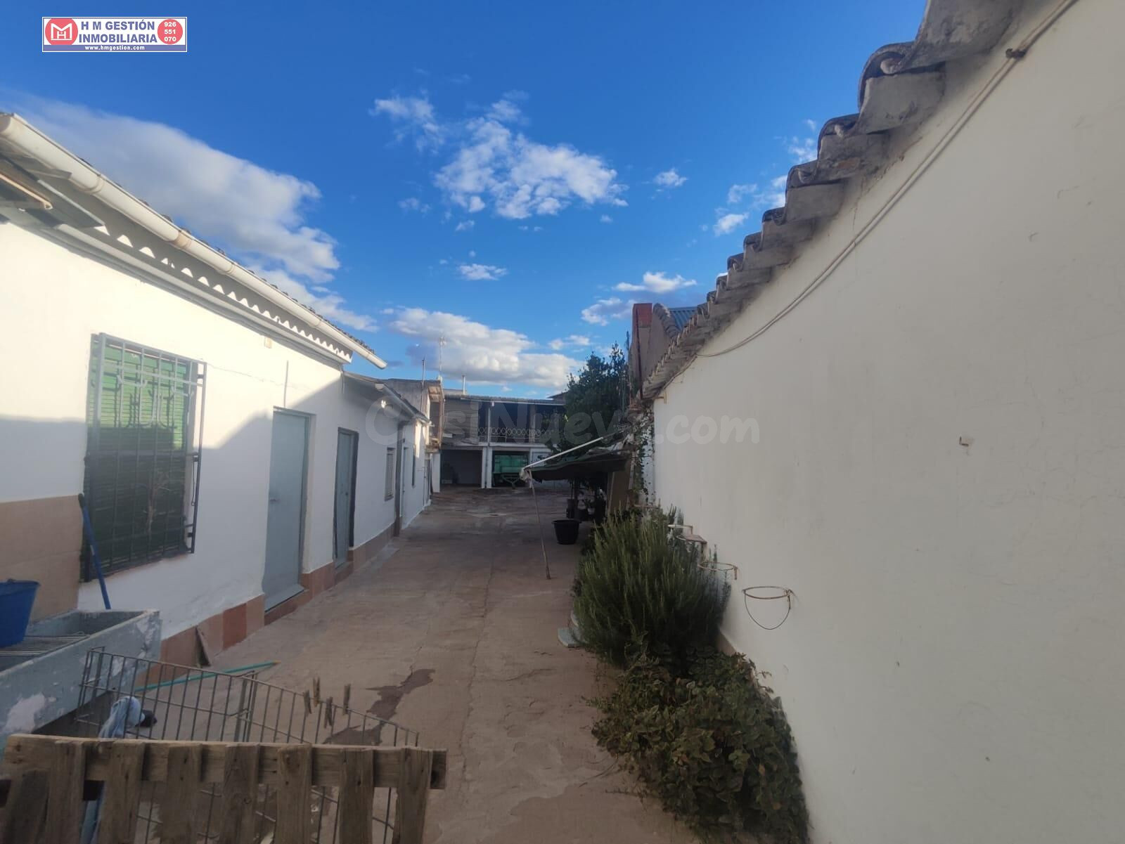 VIVIENDA JUNTO AL TORREÓN CON AMPLIO GARAJE Y PATIO DE MÁS DE 140 METROS (AMPLIABLE A 300)