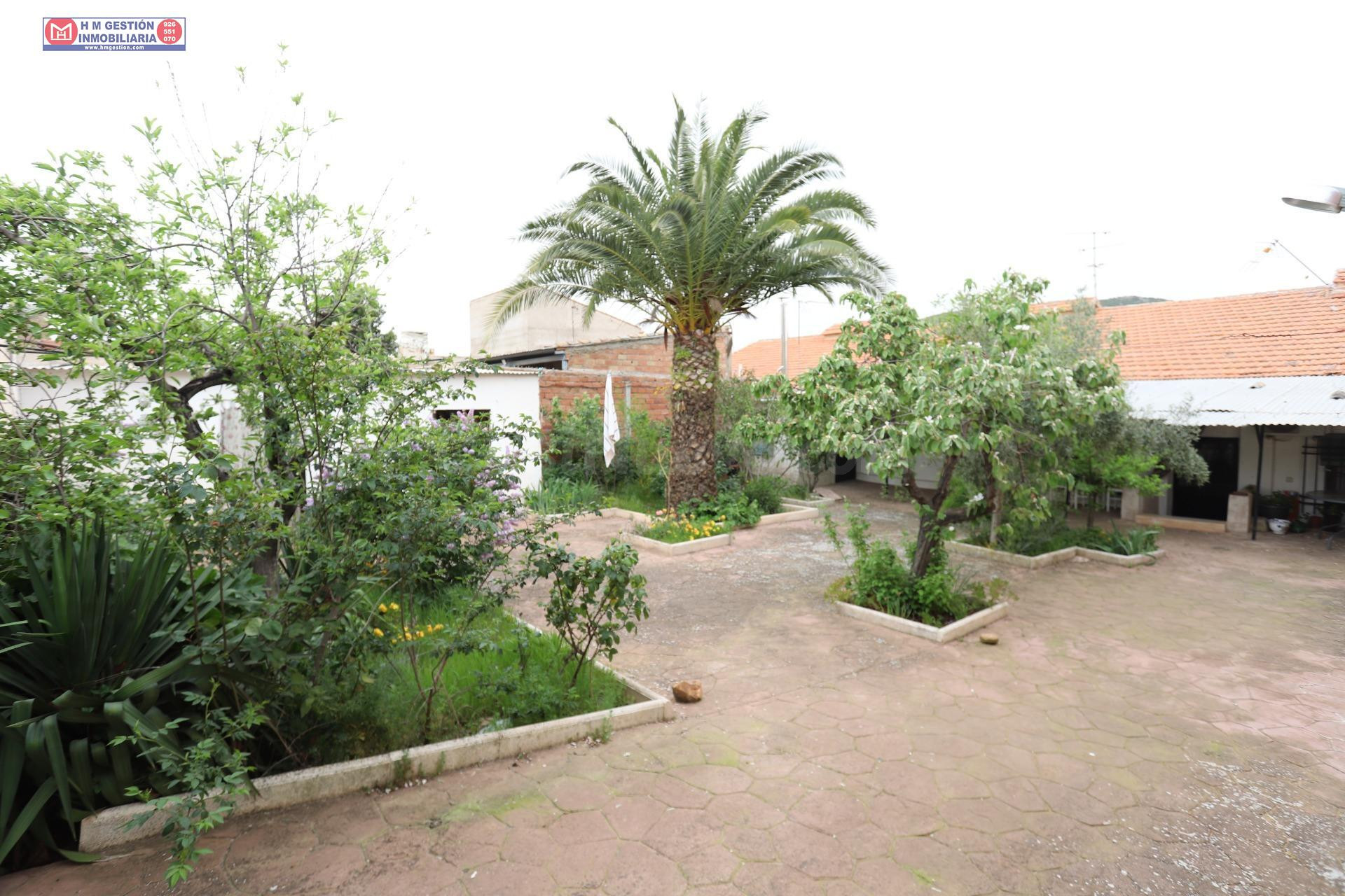 AMPLIA CASA EN PLANTA BAJA CON 4 DORMITORIOS, GARAJE CERRADO Y 2 PATIOS
