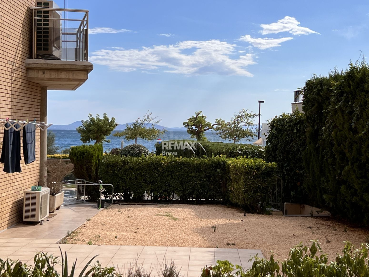 Roses | Apartamento en primera línea de mar con gran terraza y piscina comunitaria