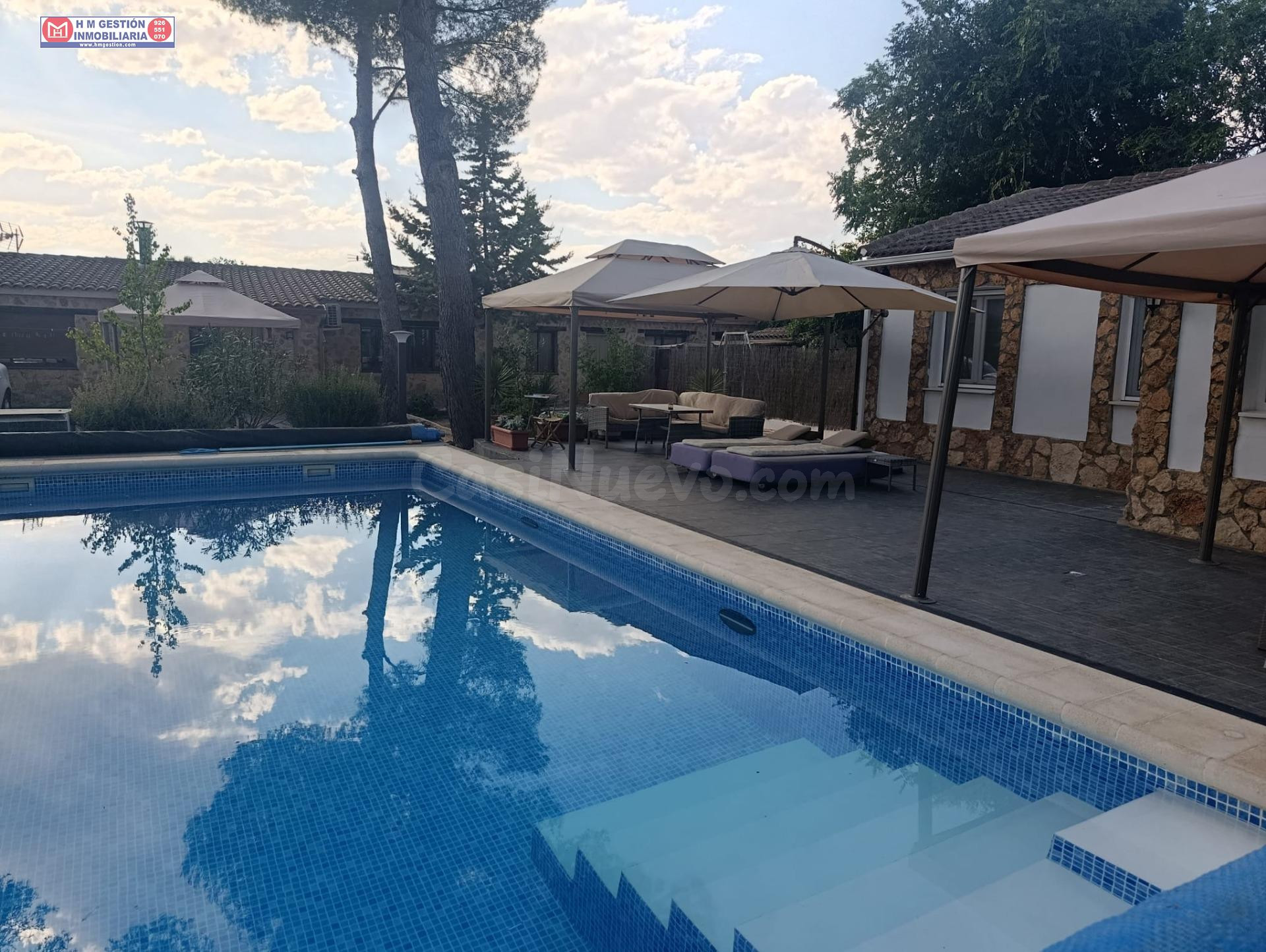 CHALET REFORMADO TOTALMENTE AMUEBLADO CON PISCINA Y PATIO DE 700 METROS