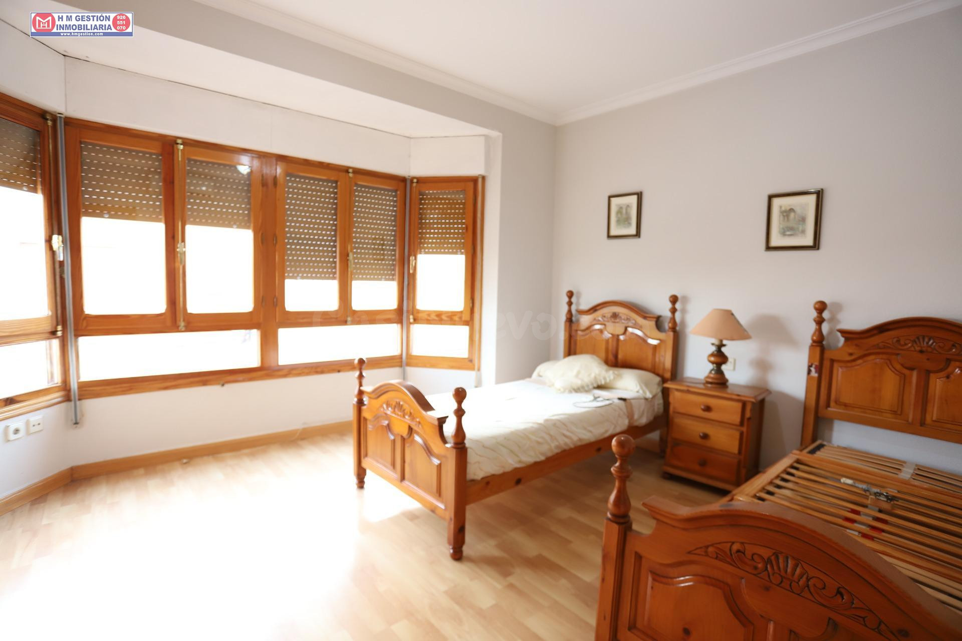 Encantadora Casa en Alcázar de San Juan con Amplias Vistas al Arenal