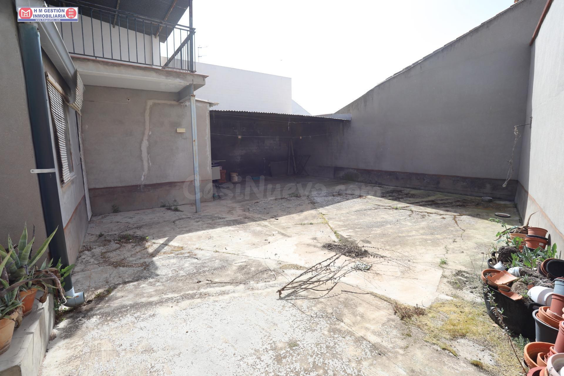 Amplia Casa en Campo de Criptana con Patio y Dos Viviendas Completas por €130,000