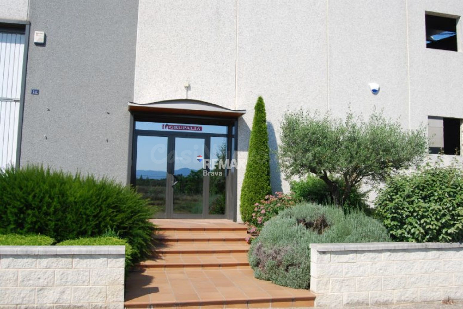 Llagostera | Nave industrial de 828 m2 con oficinas, almacén y excelente conexión logística