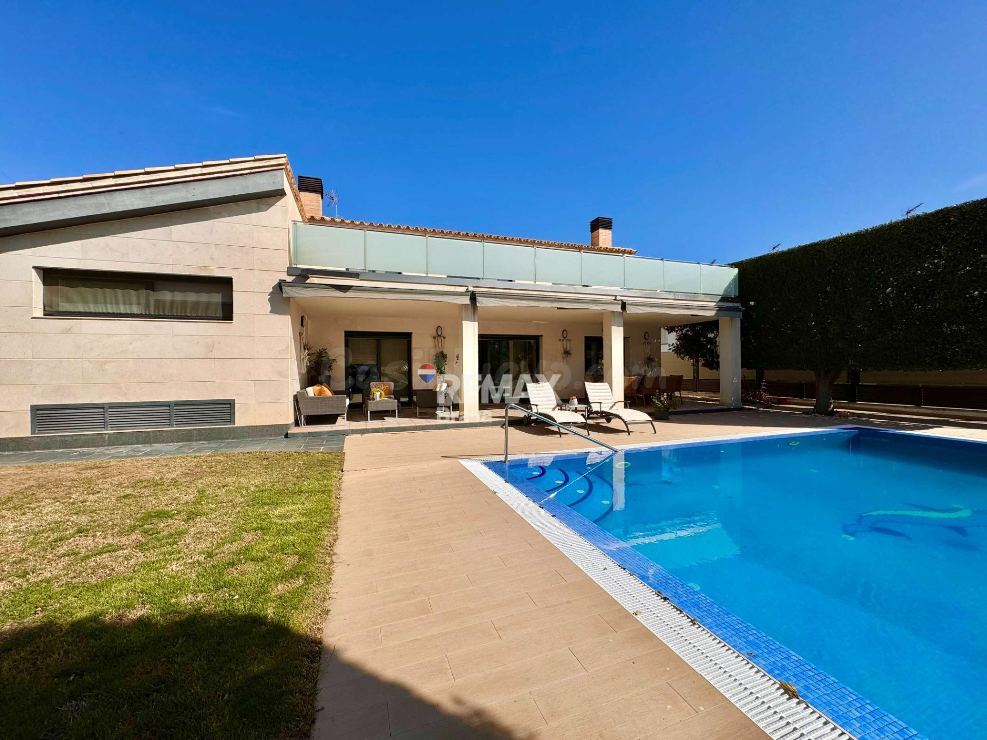 Roses | Espectacular villa moderna con amarre privado de 22 metros en Santa Margarita