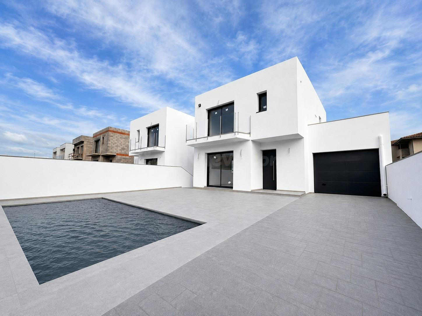 Empuriabrava | Moderna villa con piscina privada y amplio sótano diáfano en Sector Mestral