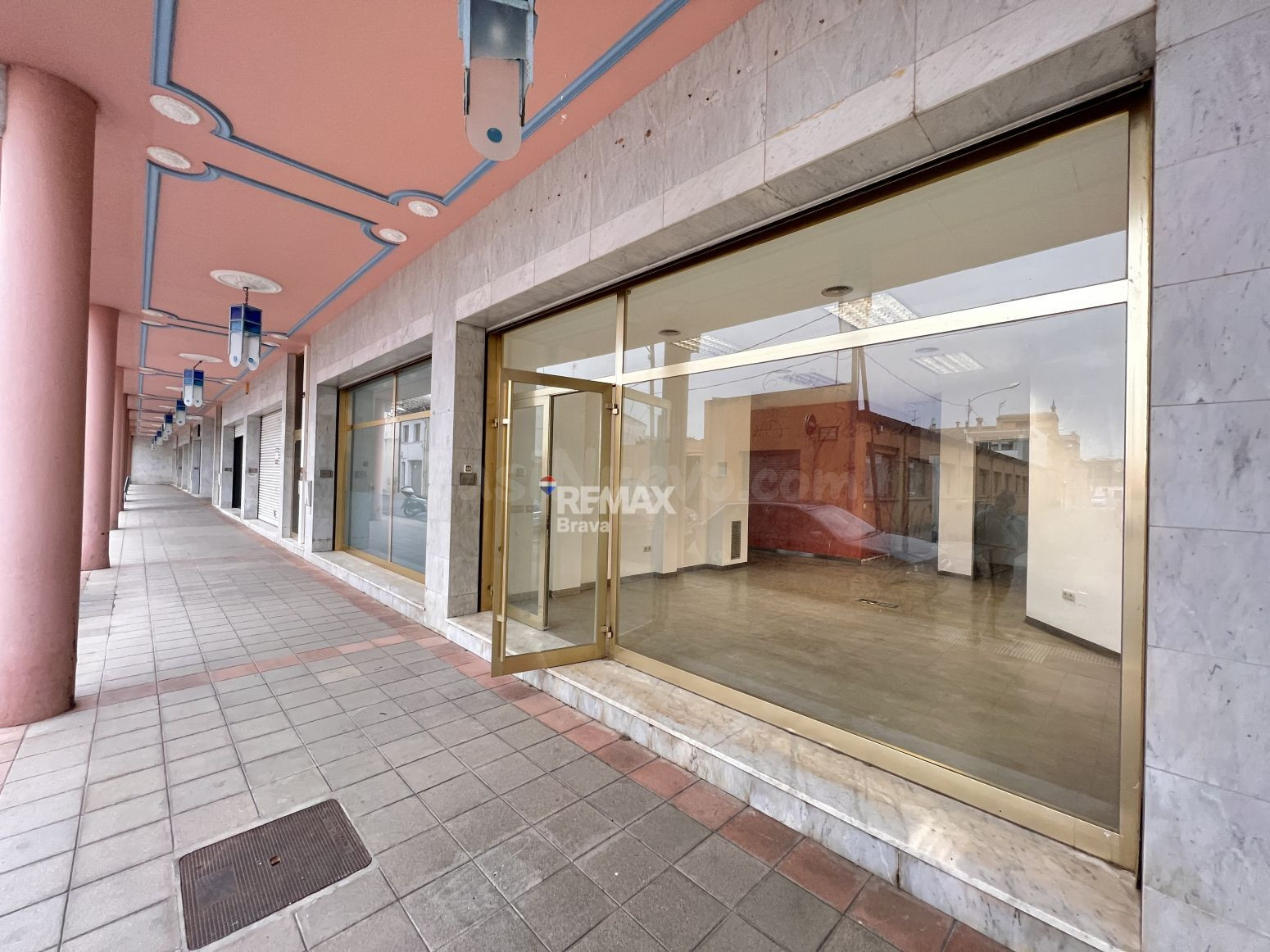 Local comercial de 200 m2 con excelente visibilidad en La Bisbal d’Empordà
