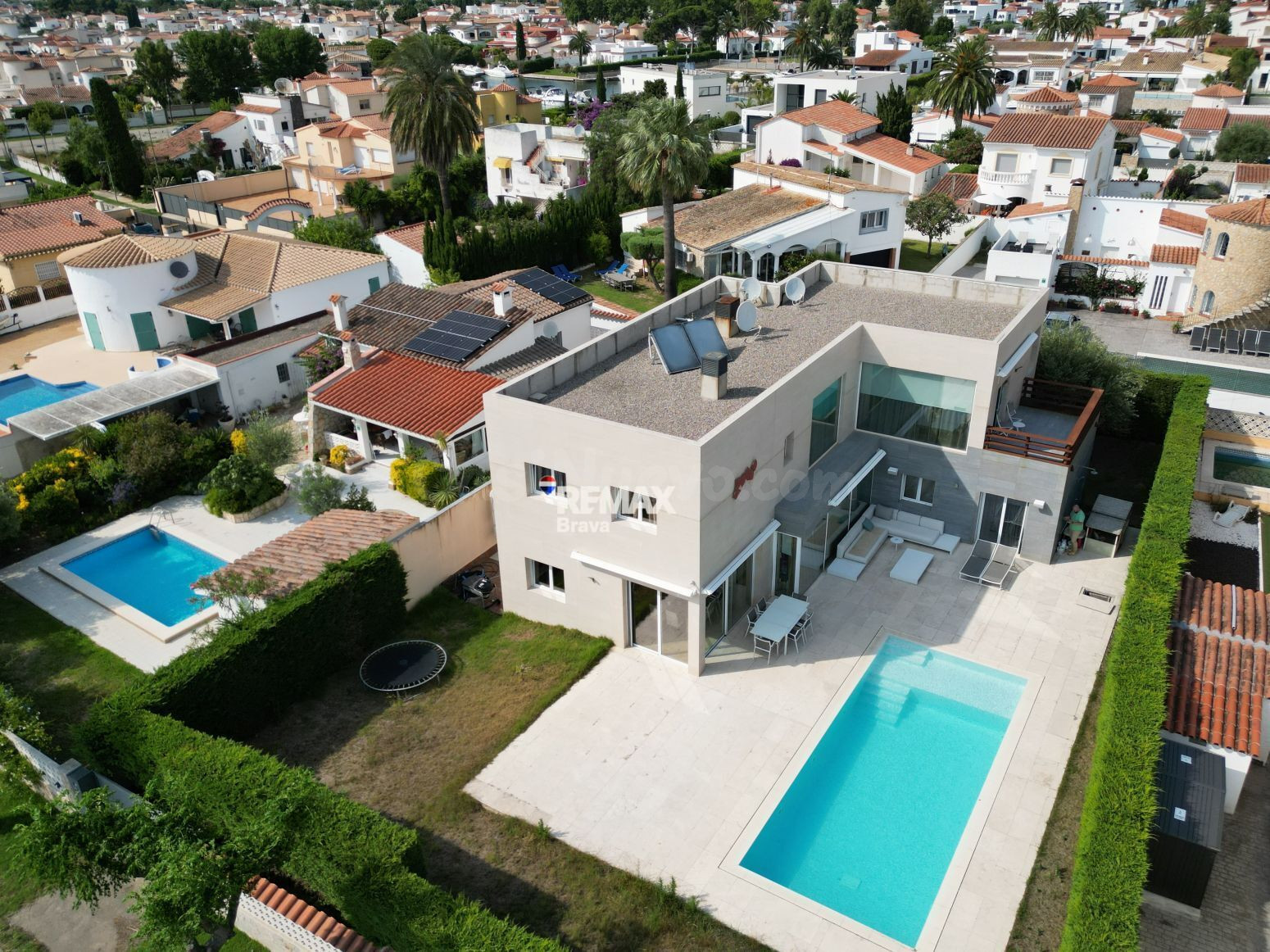 Empuriabrava | Exclusiva villa contemporánea con piscina privada y 3 suites en orientación sur