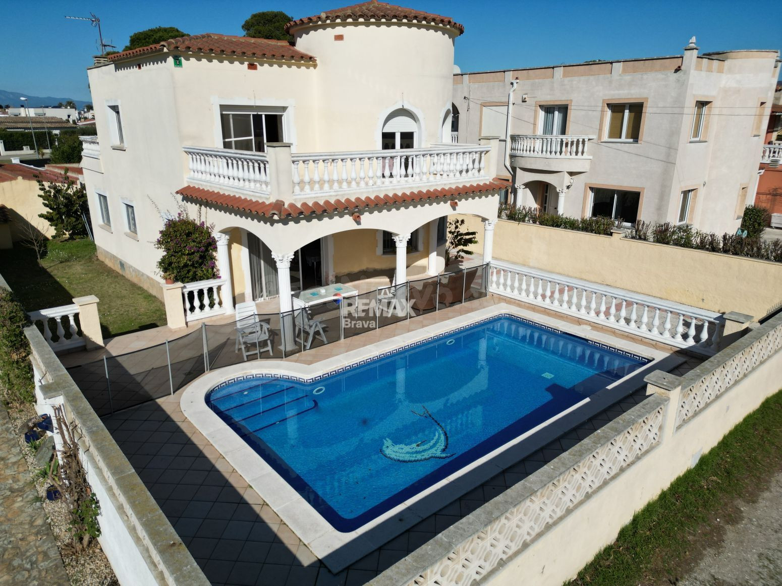 Empuriabrava – Sector Requesens | Chalet con piscina privada, jardín y amplias terrazas