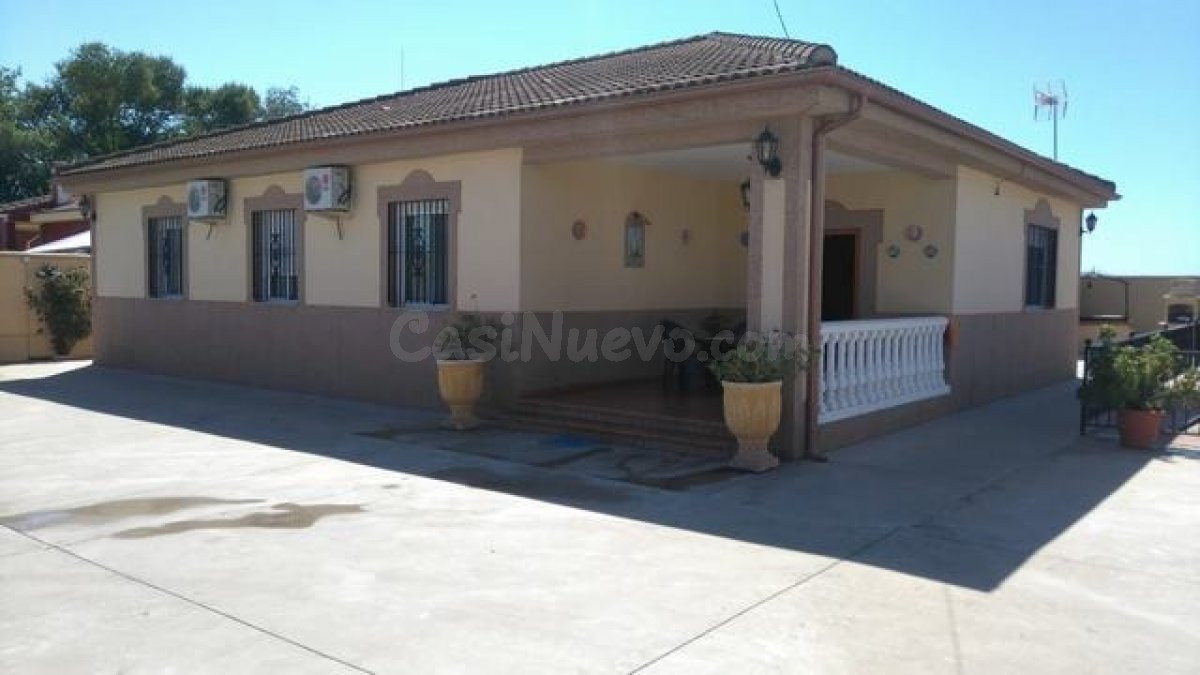 ZONA CAMINO VIEJO DE ALMODOVAR - Parcela de 1.070 m2 con casa de 170 m2, cocina campera, piscina.