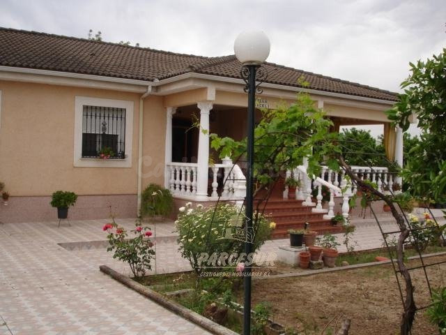 HIPOTECABLE - Parcela de 3.000m2 con casa de 150m2 y piscina.