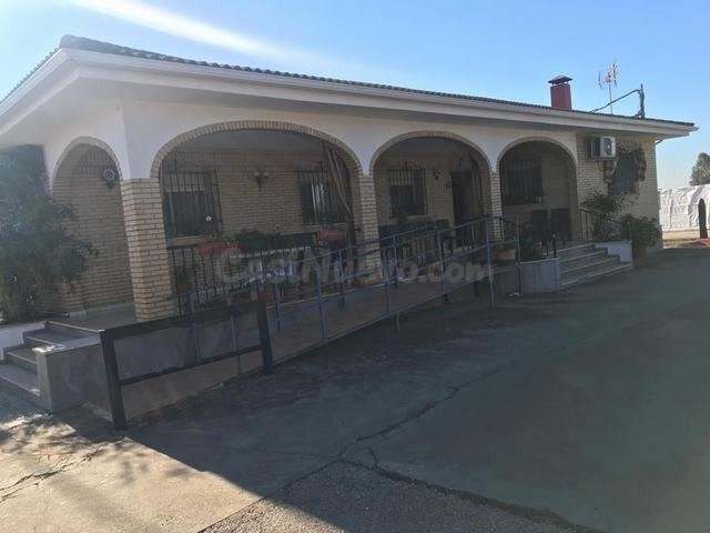 HIPOTECABLE - GRAN PARCELA CON 2 CASAS, VARIAS NAVES, UNA PARA EVENTOS.