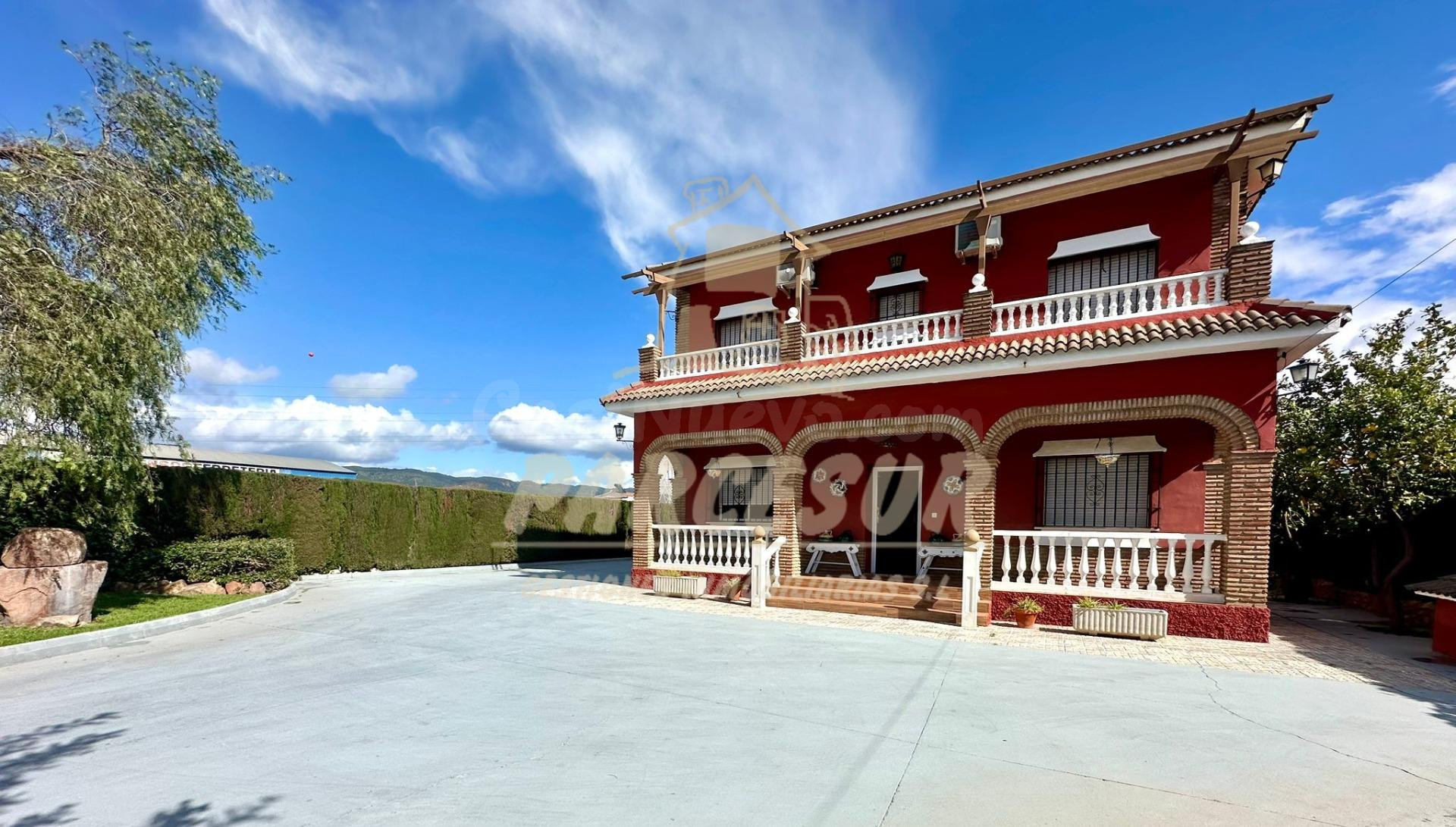 CASA Y NAVE - Parcela de 1500 m2 con chalet de 170 m2, piscina y nave aparte