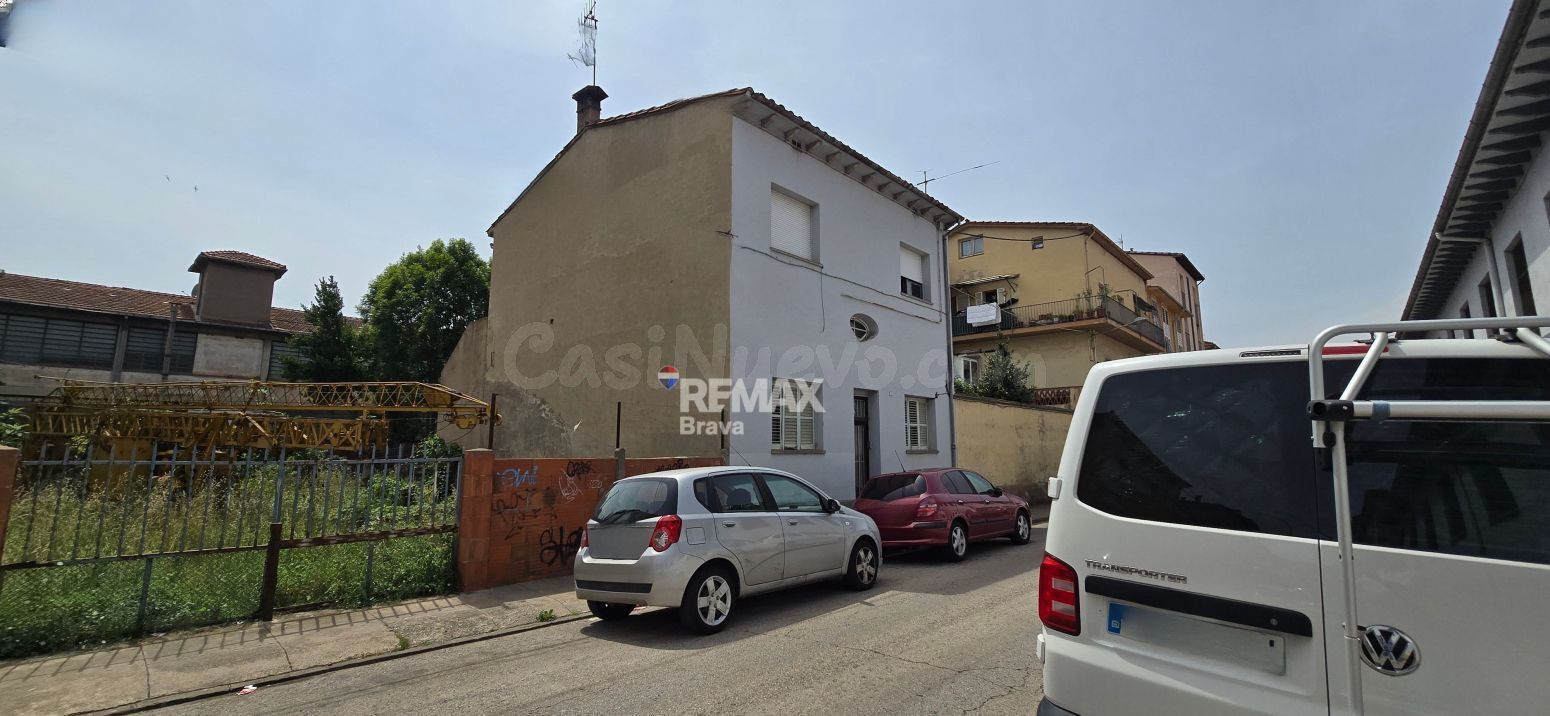 Olot | Casa con dos viviendas independientes, amplio jardín y gran potencial de inversión