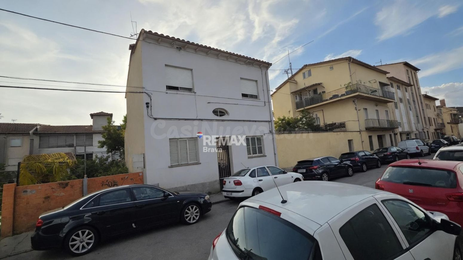 Olot | Casa con dos viviendas independientes, amplio jardín  - foto 2