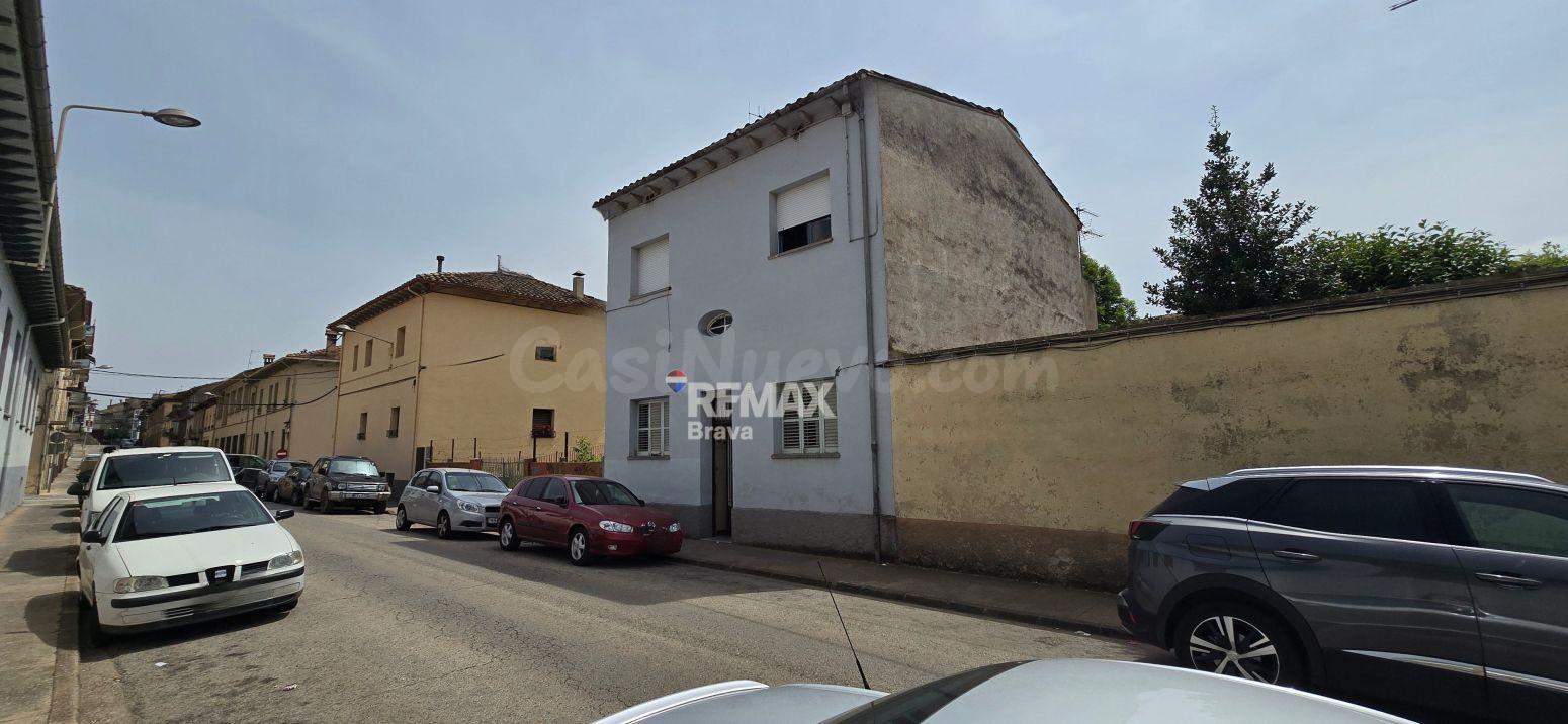 Olot | Casa con dos viviendas independientes, amplio jardín  - foto 3