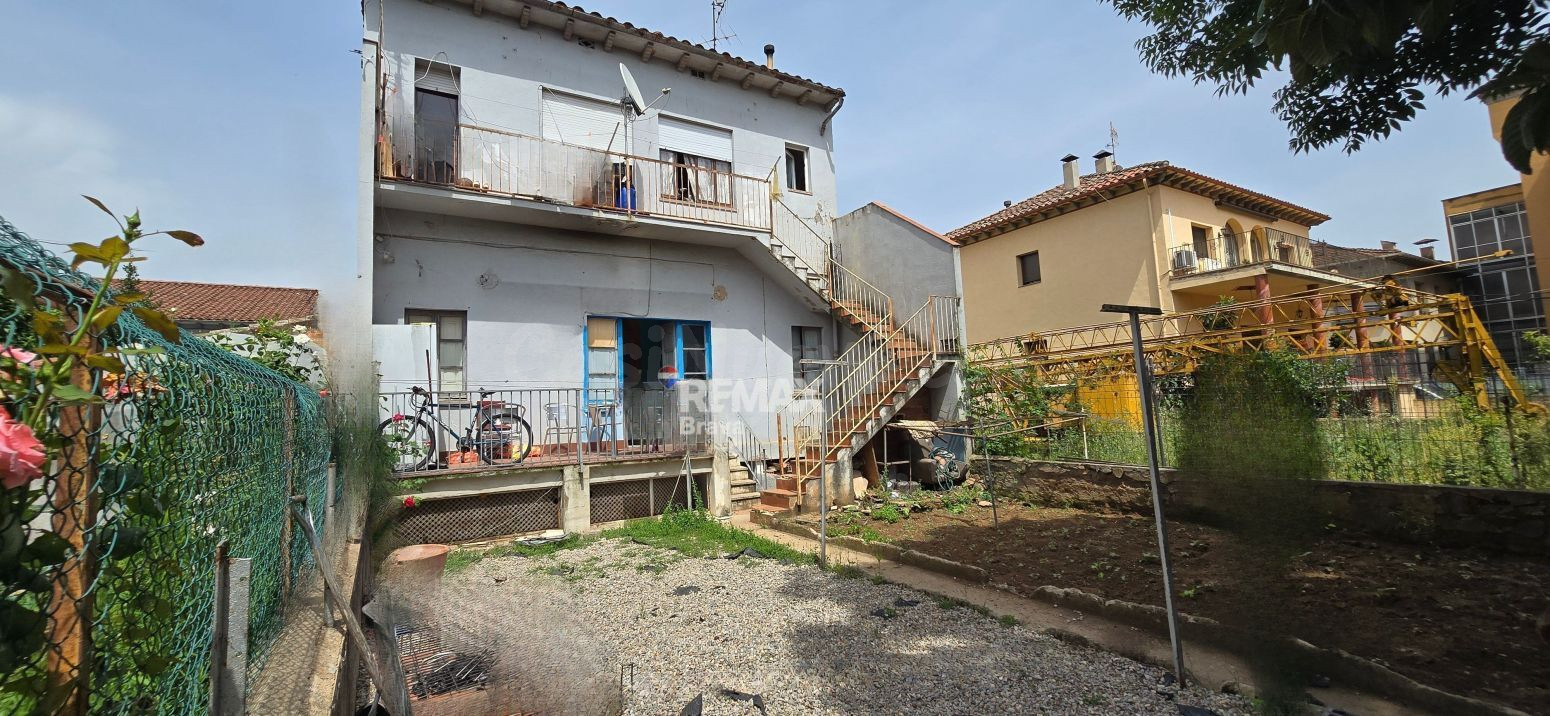 Olot | Casa con dos viviendas independientes, amplio jardín  - foto 4