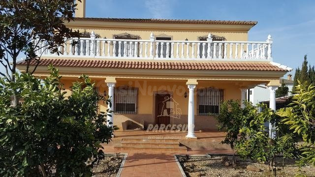 ZONA CAMPIÑUELA BAJA- Parcela de 1250 con chalet compuesto por 2 viviendas independientes.