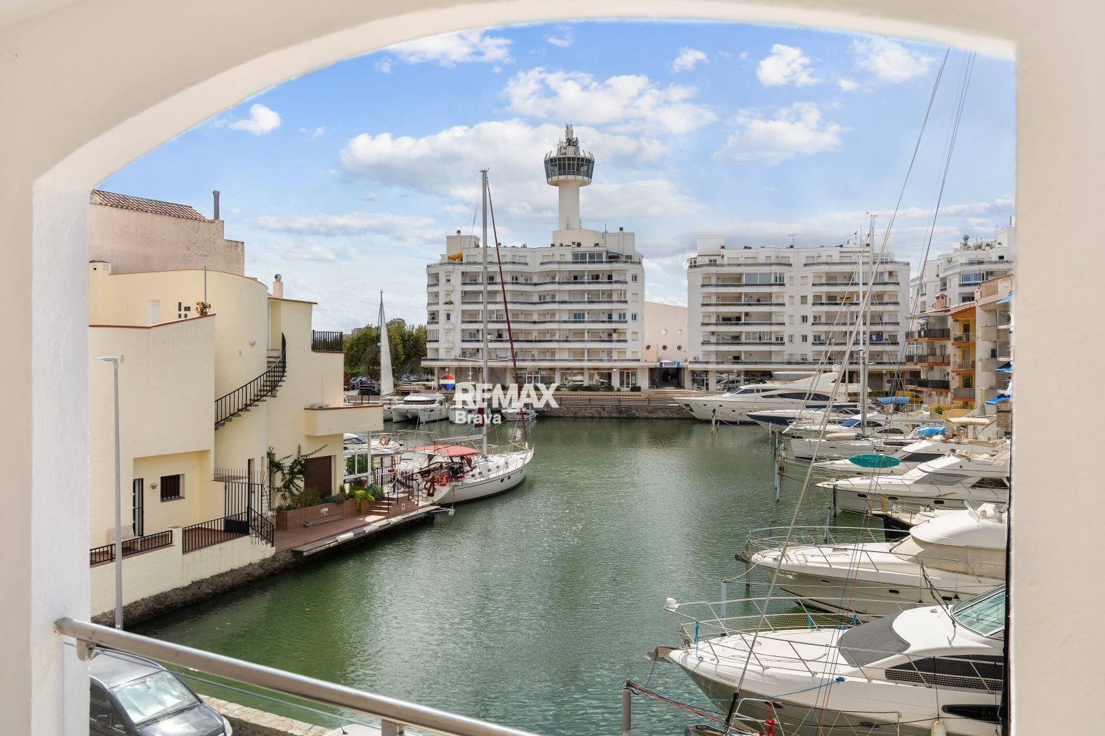 Empuriabrava | Propiedad premium con amarre de 14x4,5, ascensor y vistas al canal