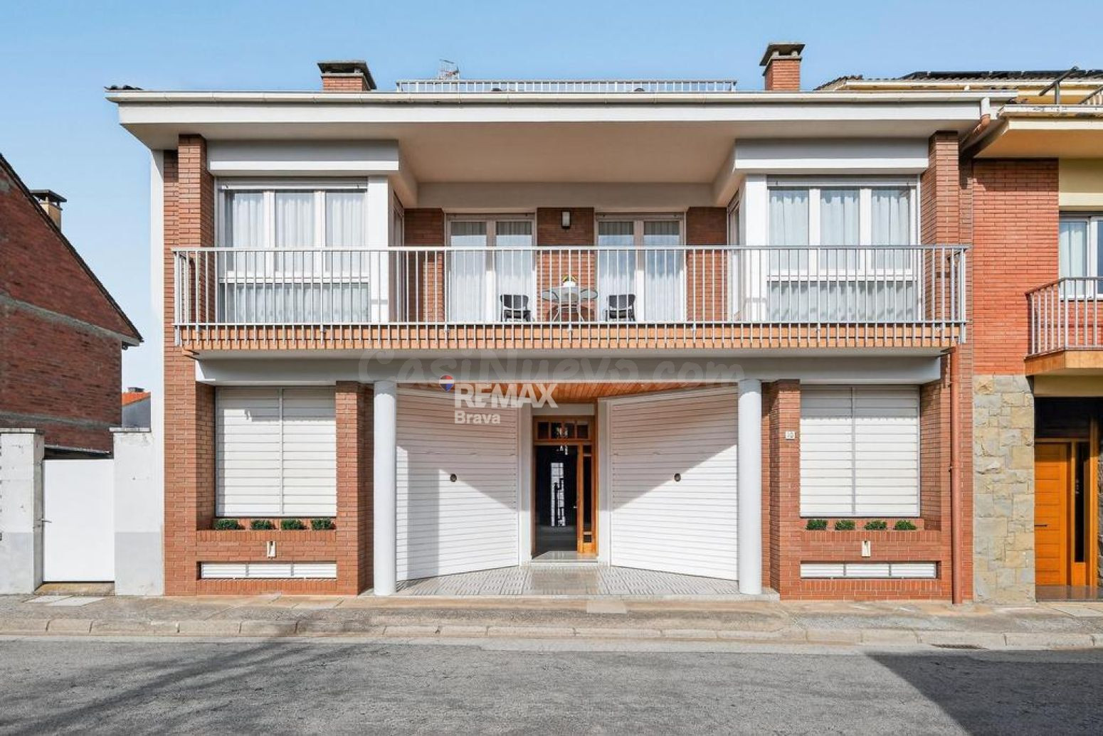 Olot | Casa pareada con amplio garaje, espacios polivalentes