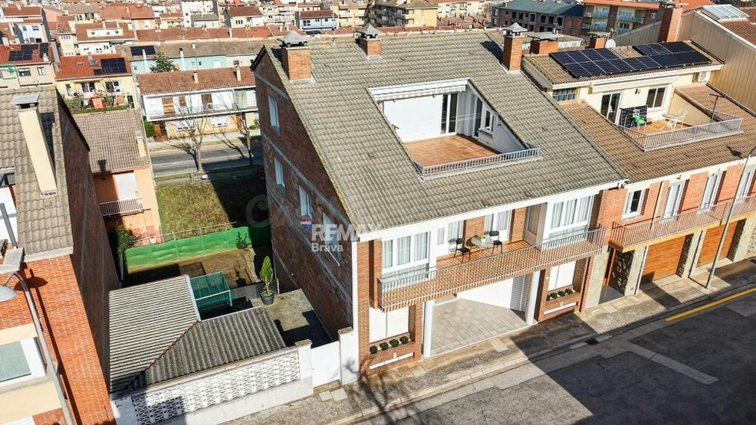 Olot | Casa pareada con amplio garaje, espacios polivalentes - foto 2