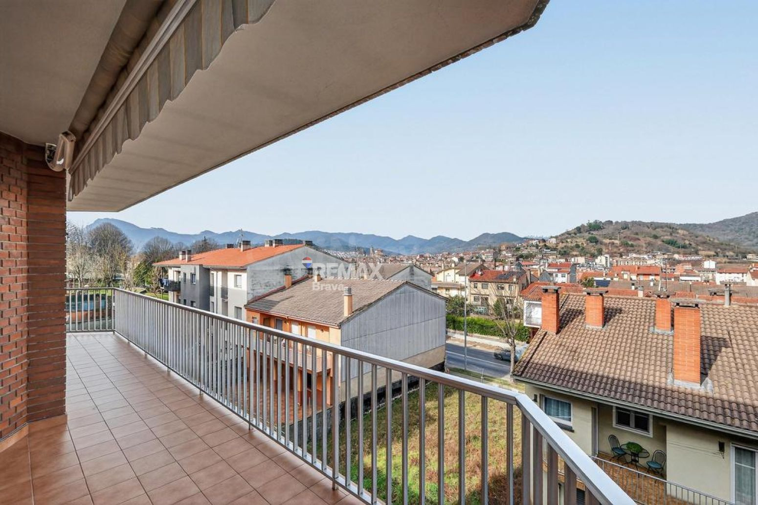 Olot | Casa pareada con amplio garaje, espacios polivalentes - foto 4